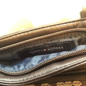 Tommy Hilfiger Bags - Tommy Hilfiger crossbody purse Tommy Hilfiger Bags - Tommy Hilfiger crossbody purse